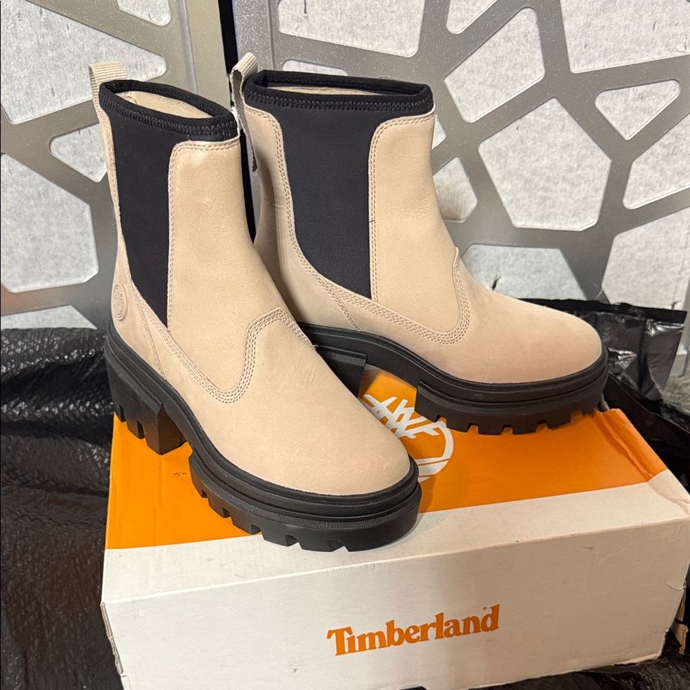 Timberland Women's Cream and Black Heeled Boots